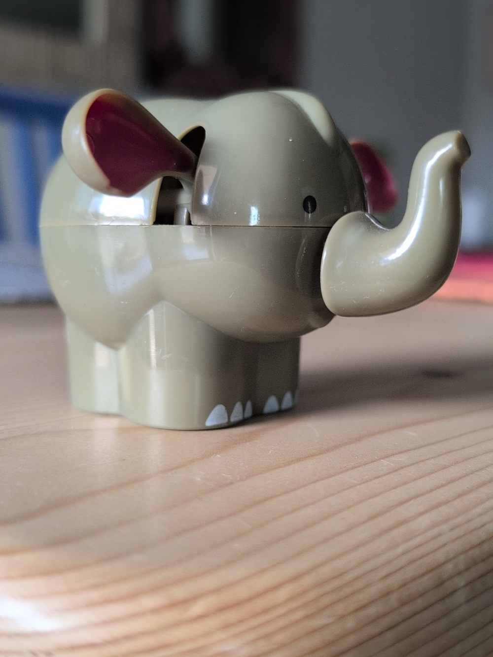 Solar Powered Elephant Toy - Picture 4 of 9
